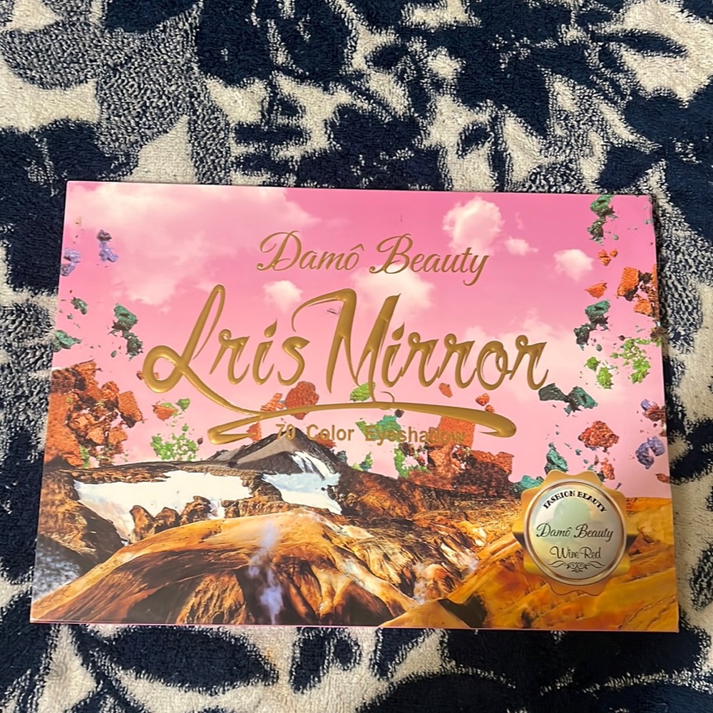70 beautiful pigmented eye shadow color palette, comes with covers.